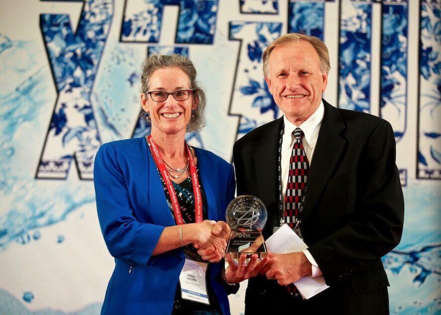 IHA主席肯·亚当斯颁发突出贡献奖。黎明 摄影