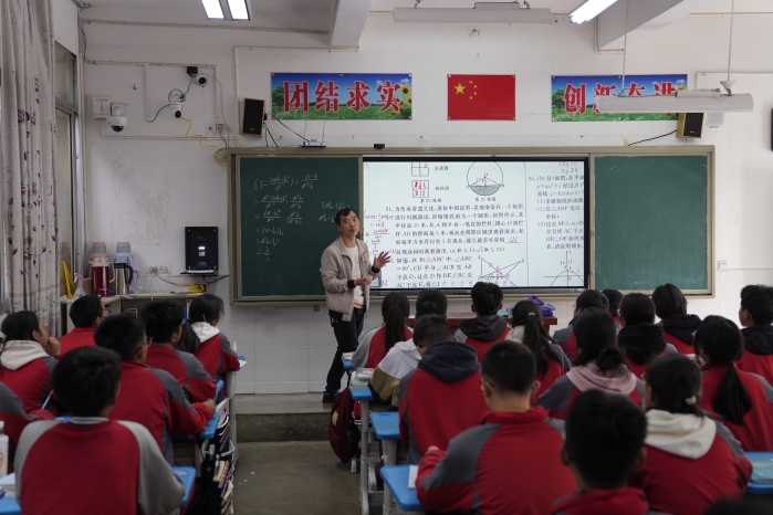 雷波民族中学初三三峡励志班的数学课堂_杜健伟 摄